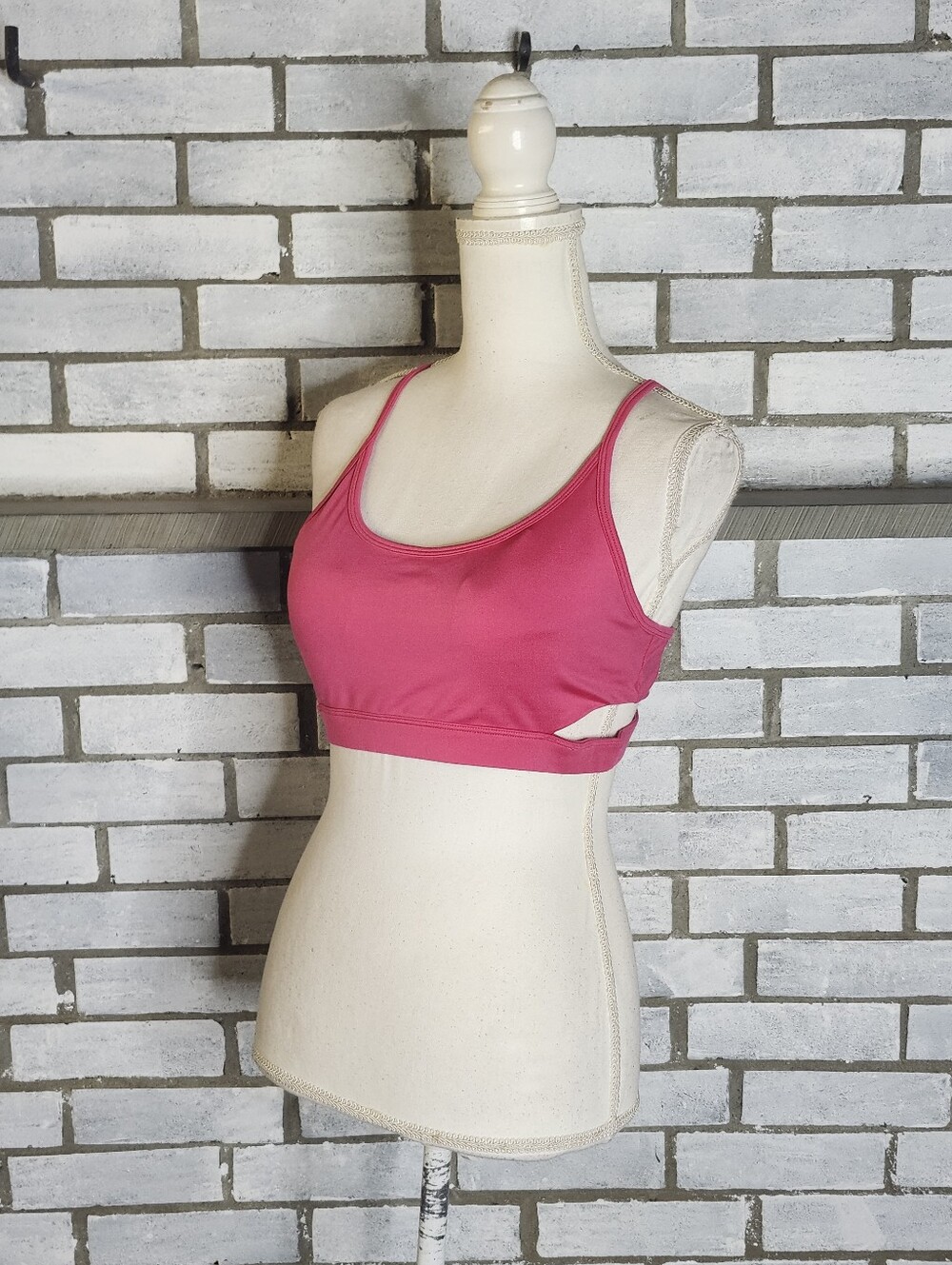 • Everlast Strappy Sports Bra With Side Cut Outs Size Large Pink Removable Pads